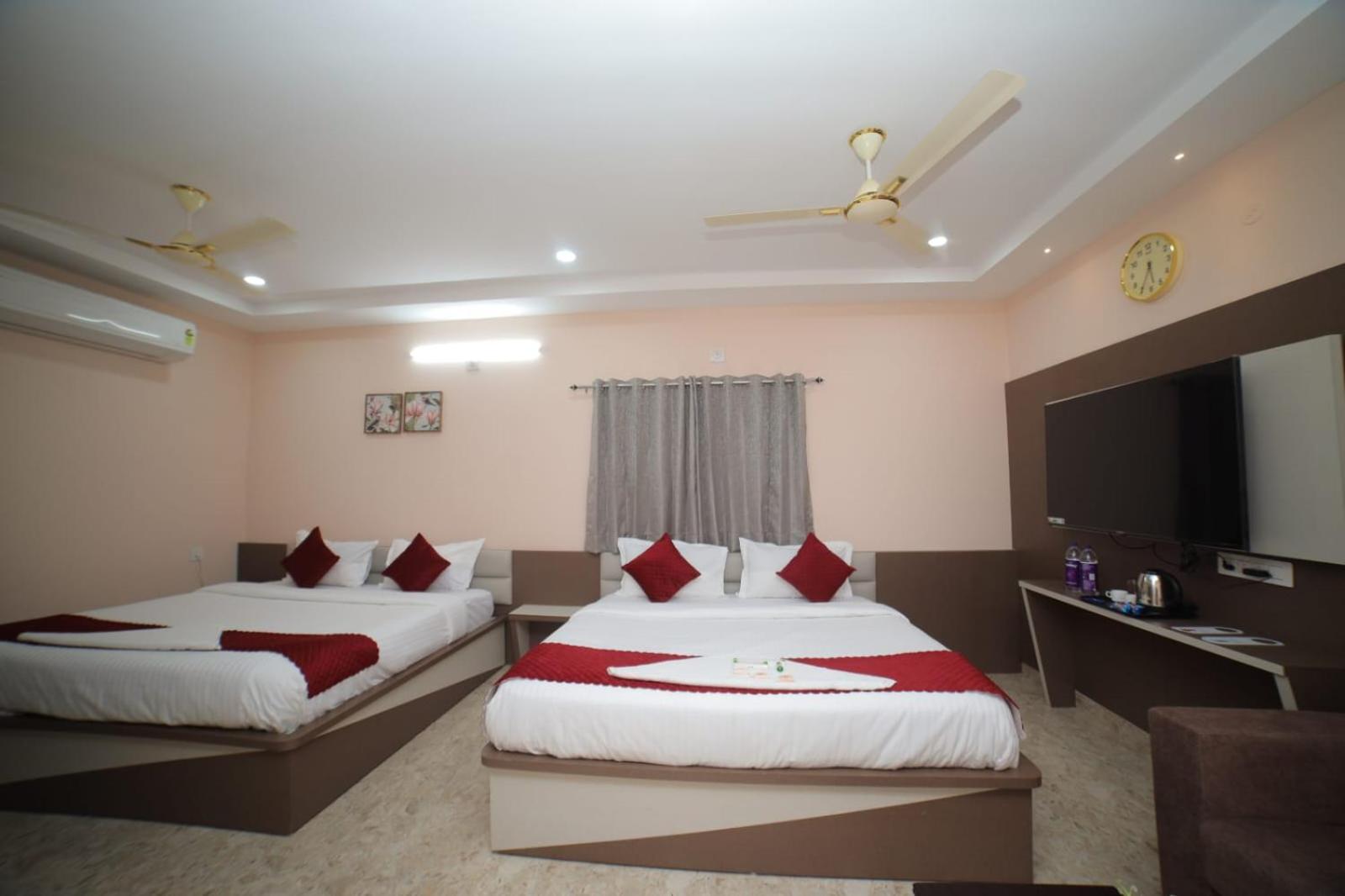 Sri Ganesh Grand Hotell Tirupati Exteriör bild